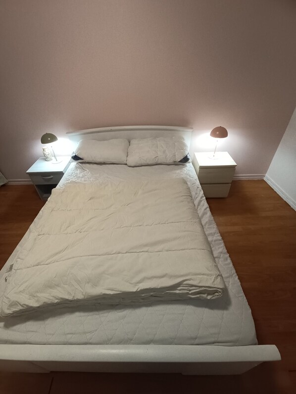 1 habitación, tabla de planchar con plancha y ropa de cama 