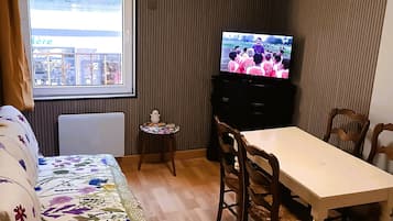 1 slaapkamer, een strijkplank/strijkijzer, beddengoed