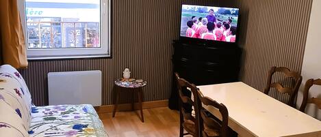 1 slaapkamer, een strijkplank/strijkijzer, beddengoed