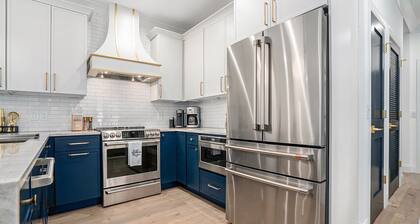 New 1st floor condo - 7 Block Walk to Notre Dame - Sleeps 8