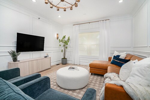 New 1st floor condo - 7 Block Walk to Notre Dame - Sleeps 8