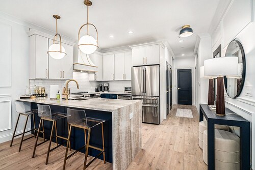 New 1st floor condo - 7 Block Walk to Notre Dame - Sleeps 8