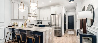 New 1st floor condo - 7 Block Walk to Notre Dame - Sleeps 8