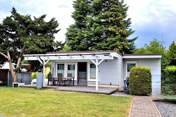 Outdoor dining - House by the lake Elbe-Parey (Elbe-Parey)