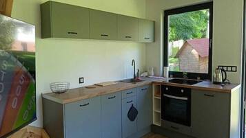 Fridge, oven, stovetop, dishwasher