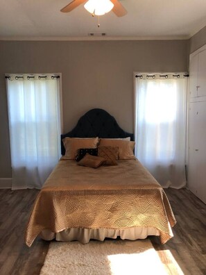 4 bedrooms, desk, iron/ironing board, WiFi