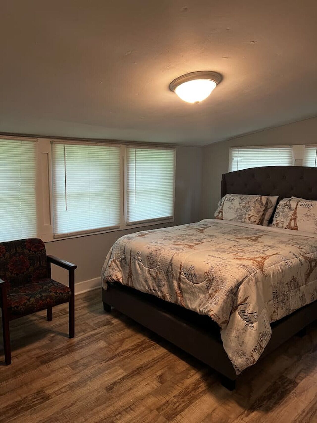 4 habitaciones, escritorio, tabla de planchar con plancha y wifi 