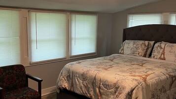 4 slaapkamers, een bureau, een strijkplank/strijkijzer, wifi