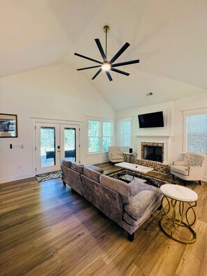 Smart TV, fireplace - Downtown Aiken Elegant NEW Home (Aiken)