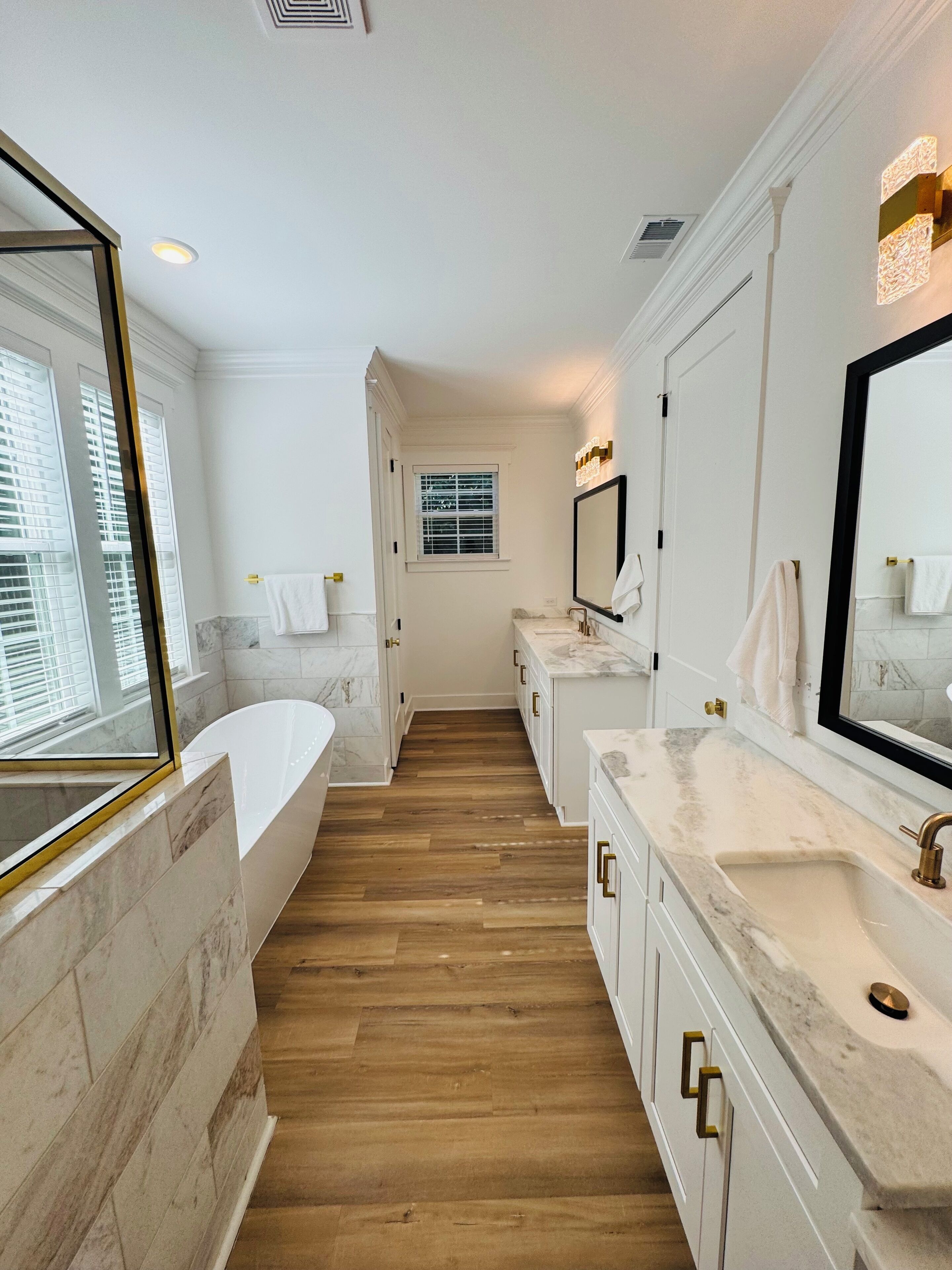 Douche, serviettes fournies, savon, shampoing