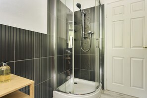 Shower - Tethers End (Windermere)
