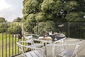 Outdoor dining - Tethers End (Windermere)