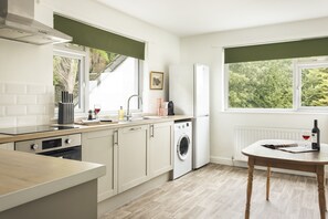 Dishwasher, cookware/dishes/utensils - Tethers End (Windermere)