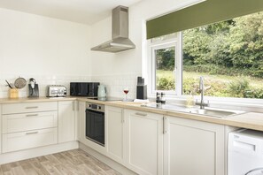 Dishwasher, cookware/dishes/utensils - Tethers End (Windermere)