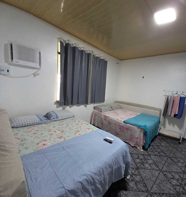 1 habitación, tabla de planchar con plancha, internet y ropa de cama 