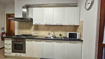 Frigorifero, microonde, forno, piano cottura