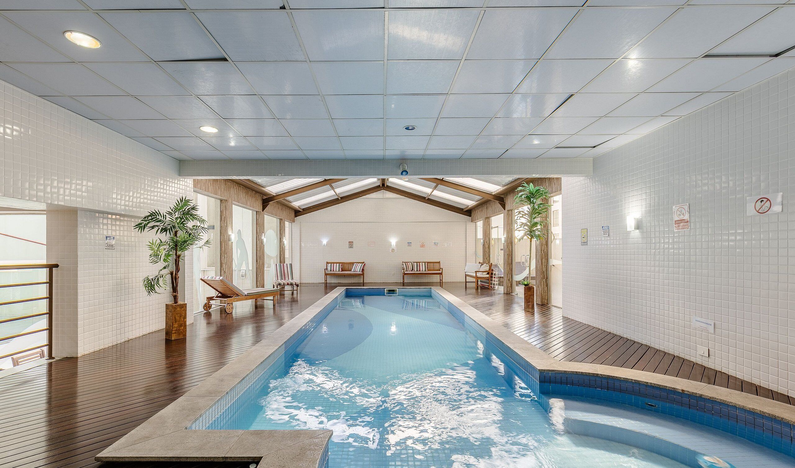 Una piscina cubierta