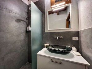 Shower, bidet, towels