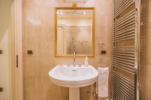 Douche, bidet, serviettes fournies