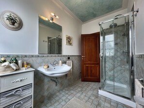 Regadera, tina de hidromasaje, secadora de cabello, bidet 