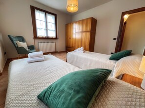 3 chambres, fer et planche à repasser, Wi-Fi gratuit, draps fournis