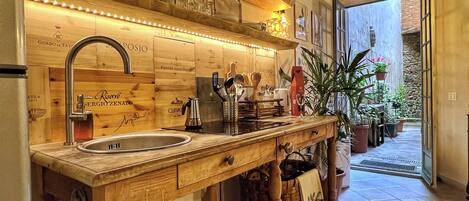 Refrigerador, microondas, placa de cocina, cafetera/tetera