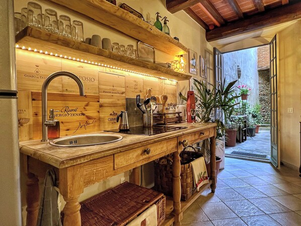 Frigorífico, microondas, placa de cocina y cafetera o tetera