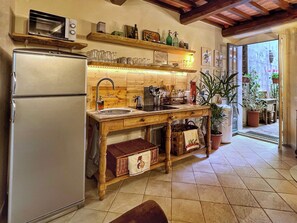 Kühlschrank, Mikrowelle, Herdplatte, Wasserkocher mit Kaffee-/Teezubehör