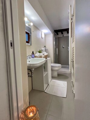 Douche, sèche-cheveux, serviettes fournies