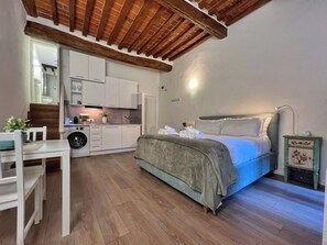 2 slaapkamers, een strijkplank/strijkijzer, gratis wifi, beddengoed