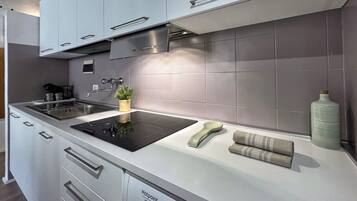 KĂŒhlschrank, Herdplatte, Wasserkocher mit Kaffee-/Teezubehör