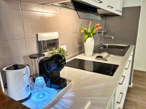 Frigorífico, placa de cocina, lavavajillas y cafetera o tetera