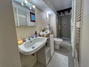 Ducha, secador de pelo y toallas
