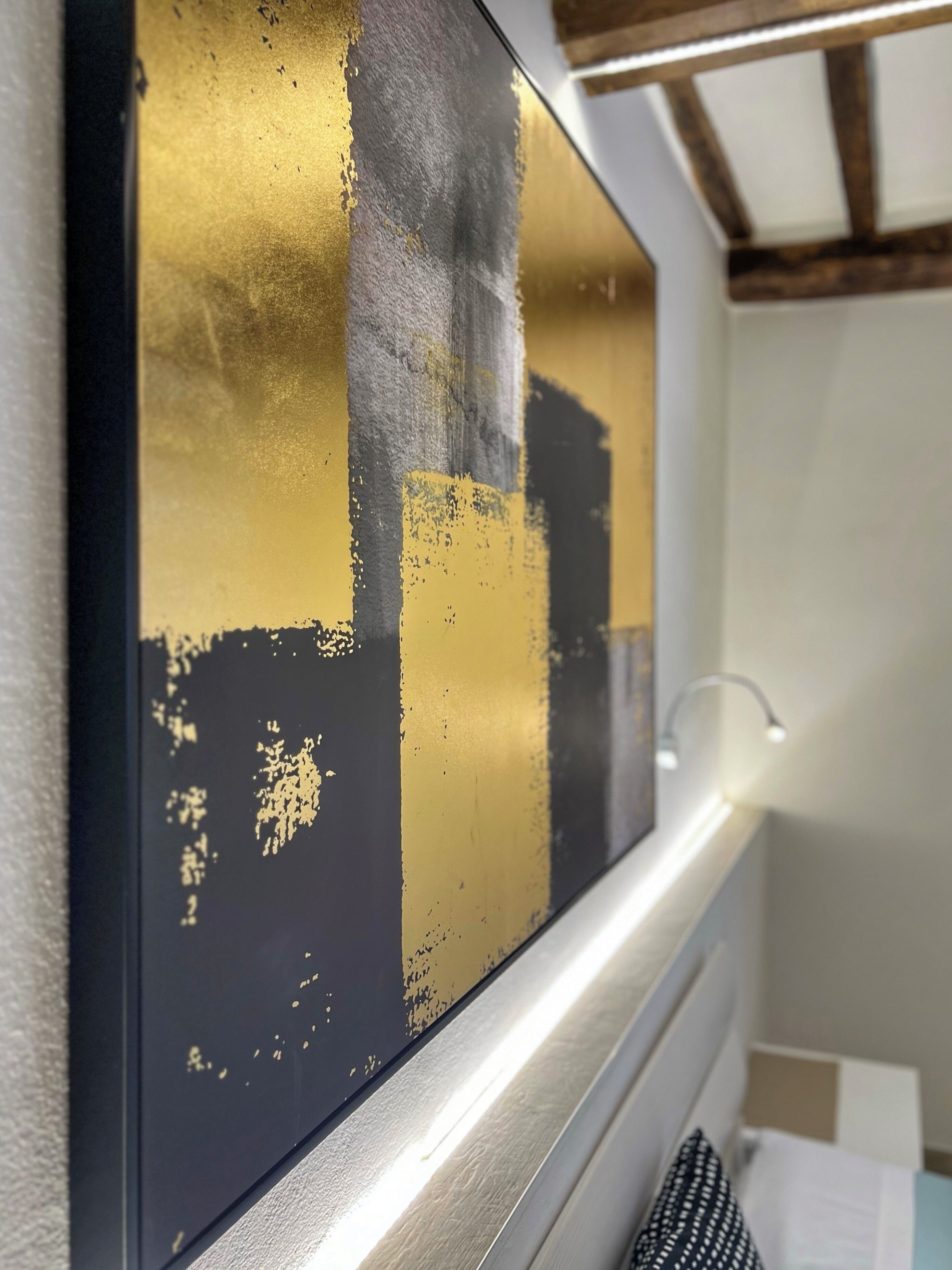 Une fenêtre dont la surface est réfléchissante et dont la peinture s’écaille.