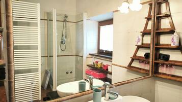 Dusche, Haartrockner, Bidet, HandtĂŒcher