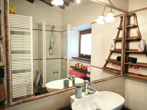 Douche, sĂšche-cheveux, bidet, serviettes fournies