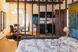 6 bedrooms, iron/ironing board, free WiFi, bed sheets