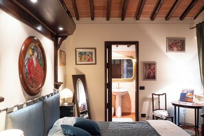 6 bedrooms, iron/ironing board, free WiFi, bed sheets