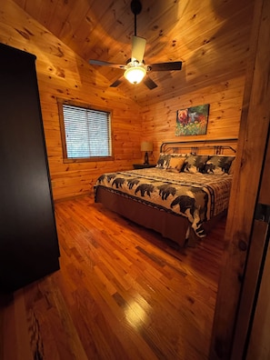2 bedrooms, iron/ironing board, free WiFi, bed sheets - Charming 2-bedroom gatehouse in mountains of Bryson City near the Lake. (Bryson City)