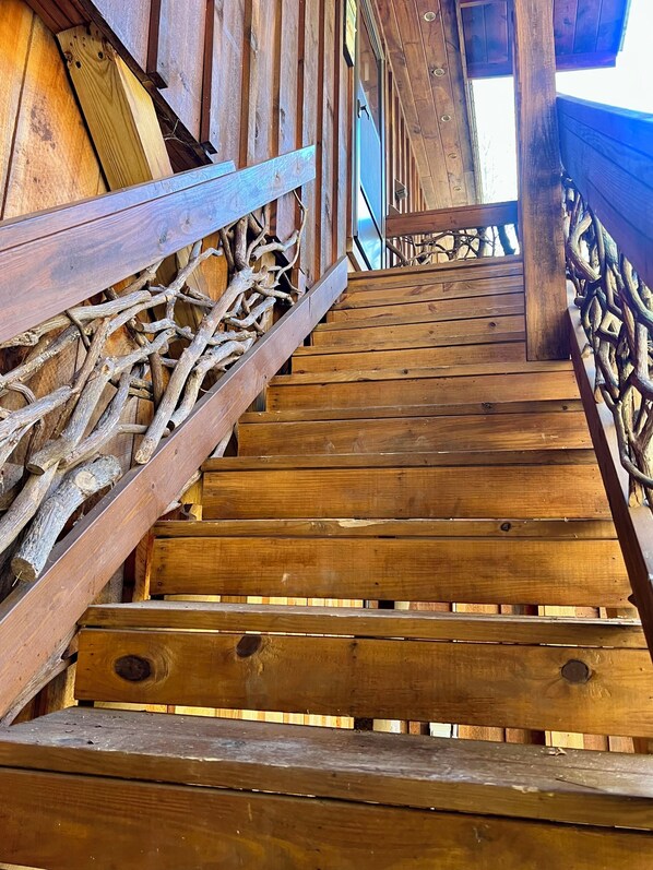 Exterior detail - Charming 2-bedroom gatehouse in mountains of Bryson City near the Lake. (Bryson City)