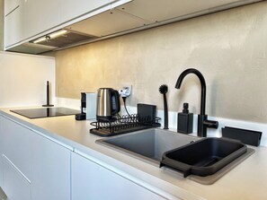 Fridge, oven, stovetop, dishwasher