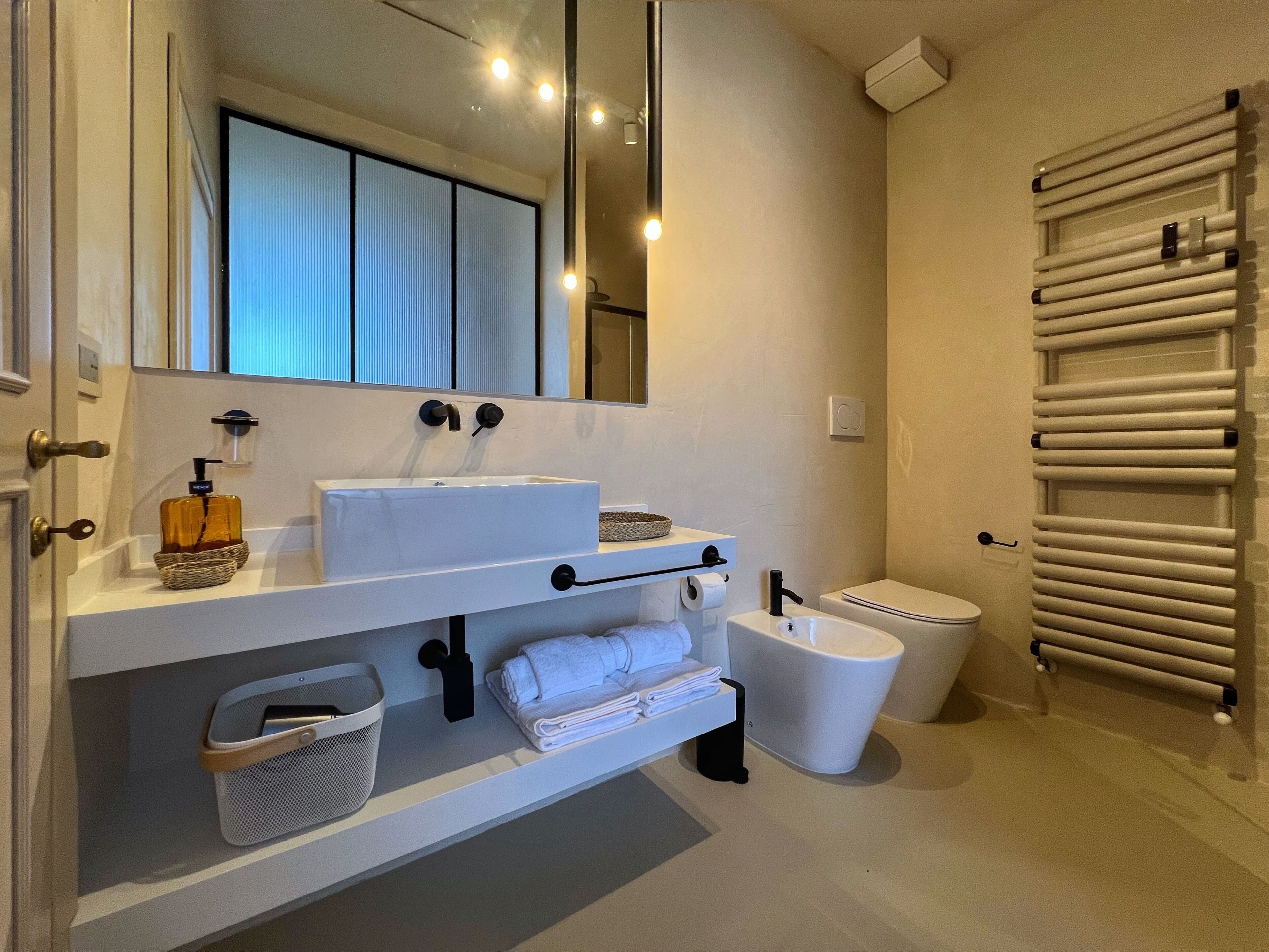 Doccia, asciugacapelli, bidet, asciugamani