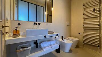 Doccia, asciugacapelli, bidet, asciugamani