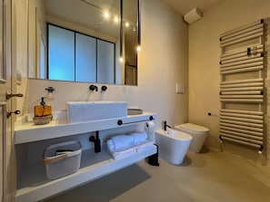 Dusche, Haartrockner, Bidet, Handtücher