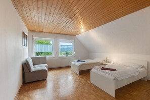 4 室のベッドルーム、アイロン / アイロン台、WiFi、ベッドシーツ