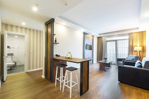 Suite Deluxe, balcon, vue sur la ville | Coffre-fort, système d’insonorisation, accès au Wi-Fi (inclus)