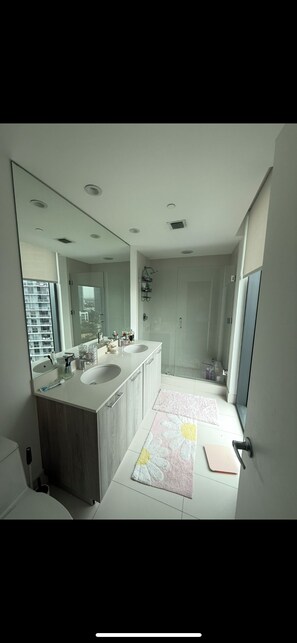 Towels, toilet paper - Edgawater midtown beautiful 2 bedroom condo available for rent (Miami)