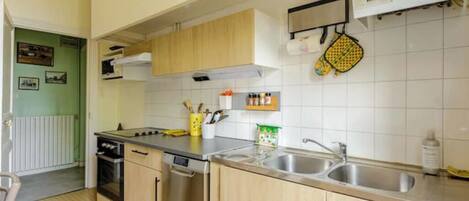 Een microgolfoven, een oven, een kookplaat, een vaatwasser