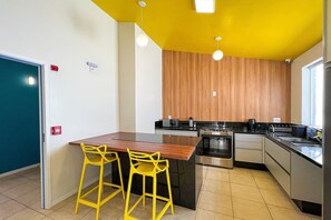 Comfort Apartment | Private kitchen | Fridge, microwave, stovetop, cookware/dishes/utensils - Casa Hosting (Belo Horizonte)