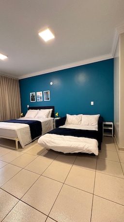 Escritorio, espacio para trabajar con laptop y wifi gratis